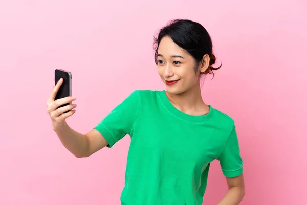 Young Vietnamese Woman Isolated Pink Background Making Selfie — Fotografia de Stock