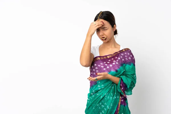 Jeune Femme Indienne Isolée Sur Fond Blanc Avec Mal Tête — Photo