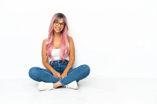 Jovem Mulher Raça Mista Com Cabelo Rosa Sentado Chão Isolado — Fotografia de Stock