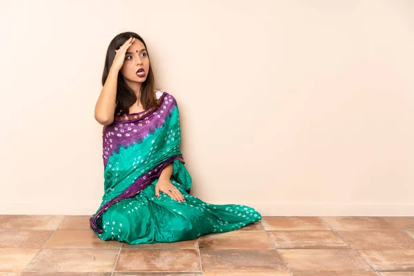 Νεαρή Ινδή Που Κάθεται Στο Πάτωμα Και Κάνει Μια Χειρονομία — Φωτογραφία Αρχείου