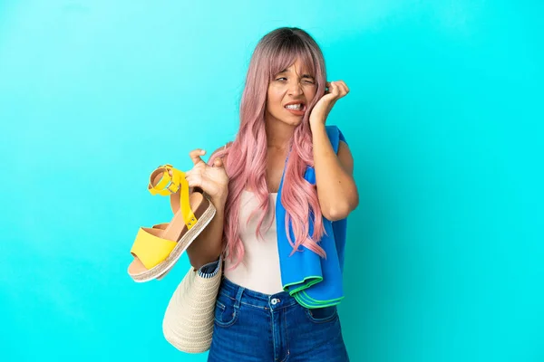 Young Mixed Race Woman Pink Hair Holding Summer Sandals Isolated — Stock Photo, Image