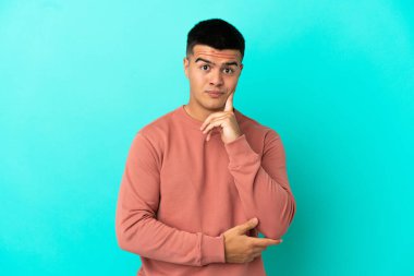 Soyutlanmış mavi bir geçmişi olan genç yakışıklı bir adam.