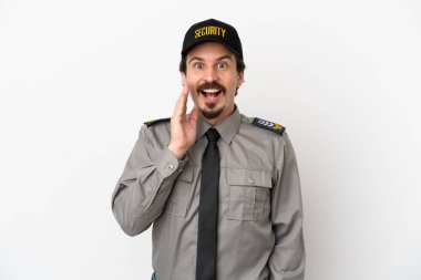 Beyaz arka planda, şaşırmış ve şok olmuş bir yüz ifadesiyle izole edilmiş genç beyaz bir güvenlik görevlisi.