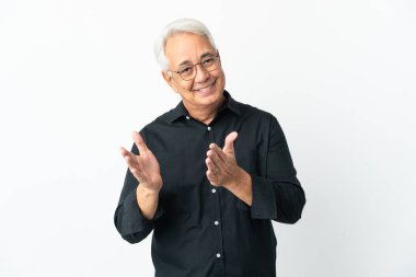 Orta yaşlı Brezilyalı bir adam beyaz arka planda izole edilmiş bir konferansta sunumdan sonra alkışlıyor.