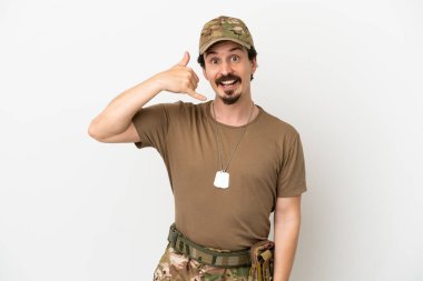 Beyaz arka planda izole edilmiş bir asker telefon jesti yapıyor. Bana geri dönüş işareti ver.