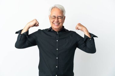 Orta yaşlı Brezilyalı adam beyaz arka planda izole edilmiş güçlü bir jest yapıyor.