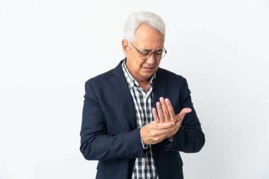 Orta yaşlı Brezilyalı adam beyaz arka planda izole edilmiş, ellerinde acıdan muzdarip.