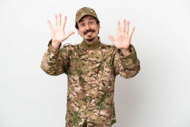 Beyaz arka planda izole edilmiş asker parmaklarıyla 10 kişi sayıyor.