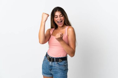 Beyaz arka planda izole edilmiş beyaz bir kadın zaferi kutluyor.