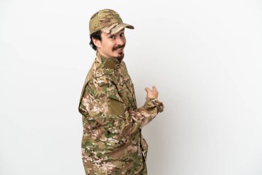 Beyaz arka planda izole edilmiş asker geriye doğru işaret ediyor