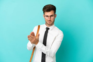 Bir konferansın sunumundan sonra alkış alan münzevi iş adamı.