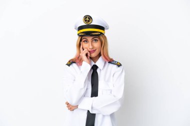 İzole edilmiş beyaz arka plan üzerinde uçak pilotu bir fikir düşünüyor