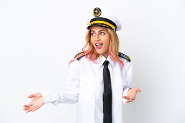 Uçak pilotu, beyaz arka plan üzerinde sürpriz bir ifadeyle yan yana bakarken