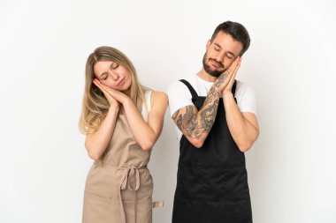 İzole edilmiş beyaz arkaplan üzerinde restoran garsonu uyku jesti yapıyor.