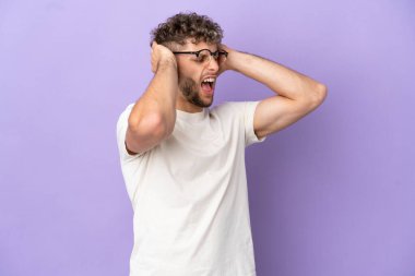 Mor arka planda izole edilmiş beyaz bir adam.