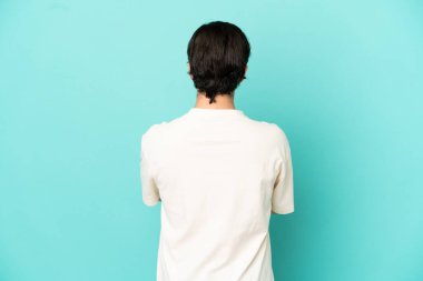 Kafkasyalı genç adam arka planda mavi arka planda izole edildi