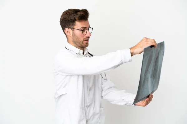 Młody Lekarz Kaukaski Mężczyzna Białym Tle Noszący Suknię Lekarską Trzymający — Zdjęcie stockowe