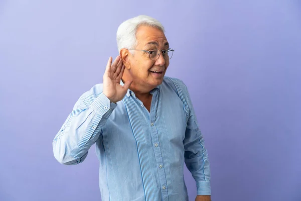 Homem Brasileiro Meia Idade Isolado Fundo Roxo Ouvindo Algo Colocando — Fotografia de Stock