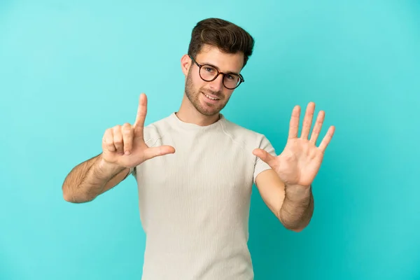 Joven Caucásico Guapo Hombre Aislado Sobre Fondo Azul Contando Siete — Foto de Stock