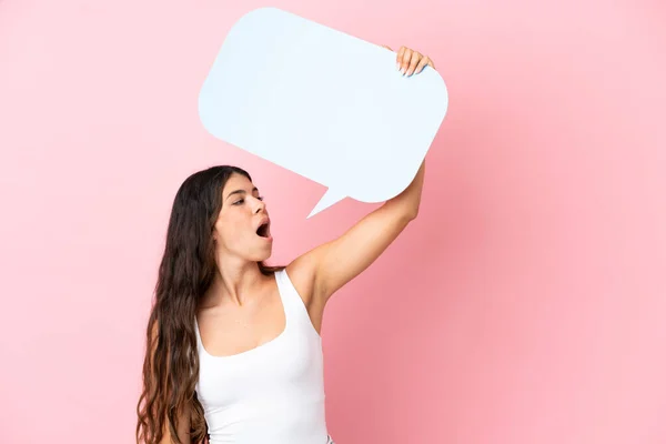 Jovem Caucasiana Isolada Fundo Rosa Segurando Uma Bolha Fala Vazia — Fotografia de Stock