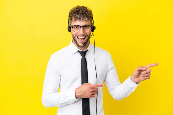 Telemarketer Loiro Homem Trabalhando Com Fone Ouvido Isolado Fundo Amarelo — Fotografia de Stock