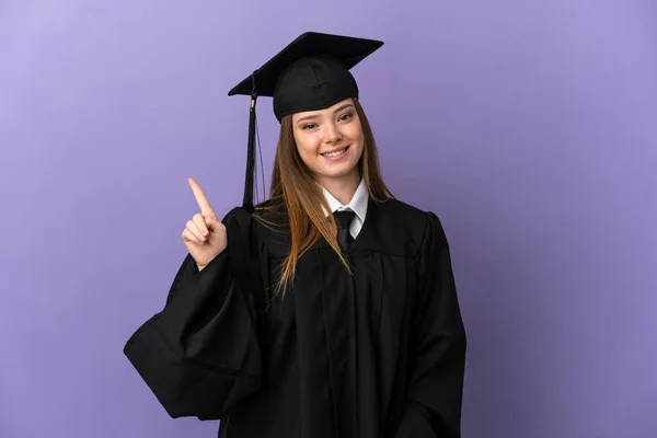 若い大学の卒業生は 孤立した紫色の背景を示し 最高の兆候で指を持ち上げる — ストック写真
