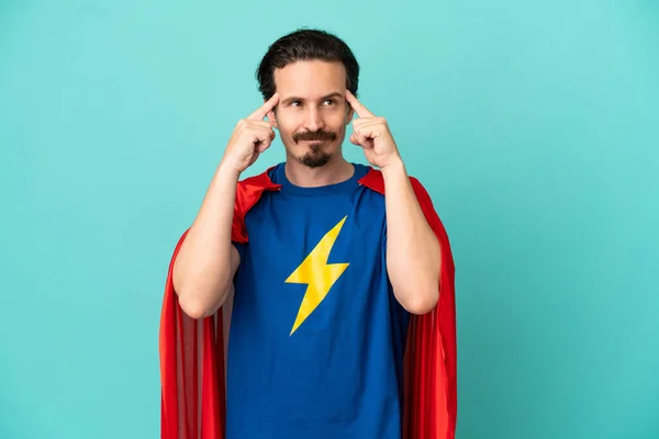 Super Héroe Caucásico Hombre Aislado Sobre Fondo Azul Teniendo Dudas —  Fotos de Stock