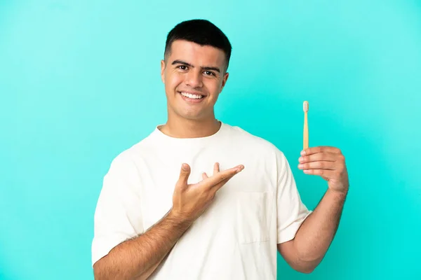 Jovem Homem Bonito Escovando Dentes Sobre Fundo Azul Isolado Estendendo — Fotografia de Stock
