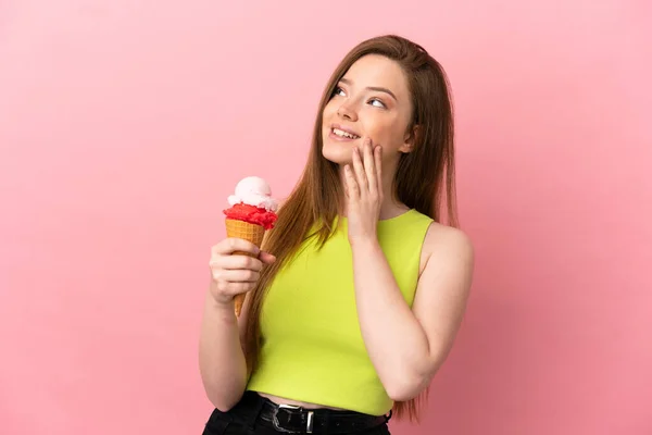 Tiener Meisje Met Een Cornet Ijs Geïsoleerde Roze Achtergrond Zoek — Stockfoto