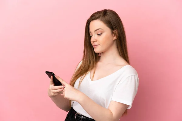 Adolescente Chica Sobre Aislado Rosa Fondo Enviando Mensaje Correo Electrónico — Foto de Stock