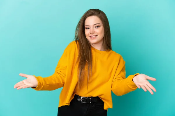 Adolescente Menina Sobre Isolado Fundo Azul Feliz Sorrindo — Fotografia de Stock
