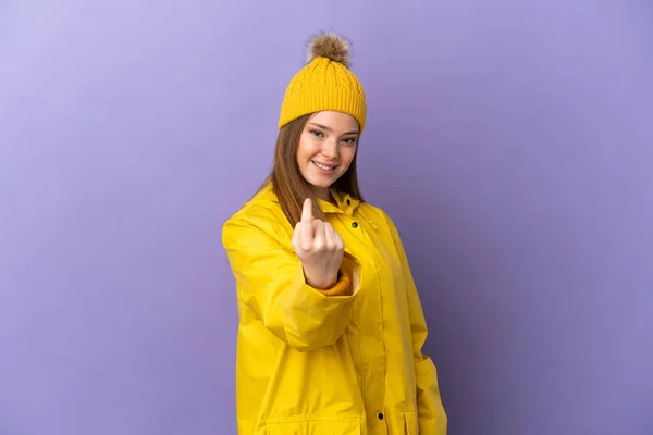 Adolescente Chica Usando Impermeable Capa Sobre Aislado Púrpura Fondo Haciendo —  Fotos de Stock