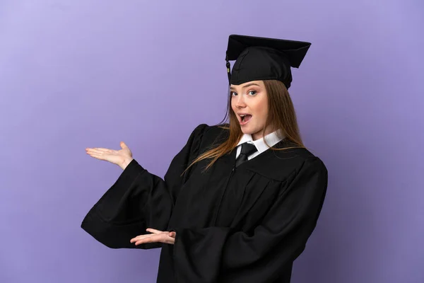Joven Graduado Universitario Sobre Fondo Púrpura Aislado Con Expresión Sorpresa — Foto de Stock