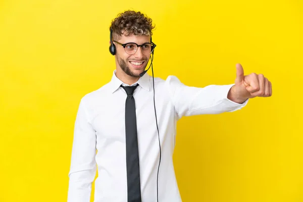 Telemarketer Blondynka Człowiek Pracuje Słuchawki Izolowane Żółtym Tle Dając Kciuki — Zdjęcie stockowe