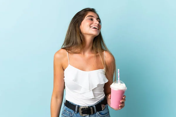 Mujer Joven Con Batido Fresa Aislado Sobre Fondo Azul Riendo —  Fotos de Stock