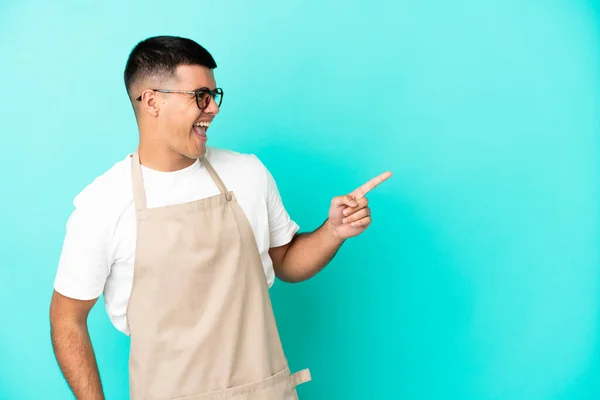 Restaurante Garçom Homem Sobre Fundo Azul Isolado Apontando Dedo Para — Fotografia de Stock