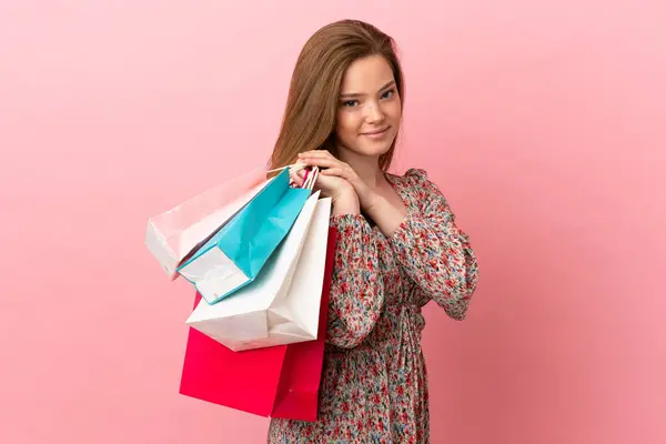 Teenager Κορίτσι Πάνω Από Απομονωμένο Ροζ Φόντο Κρατώντας Τσάντες Ψώνια — Φωτογραφία Αρχείου