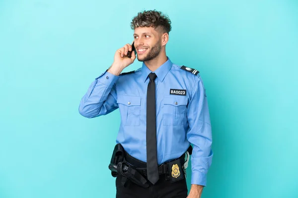 Joven Policía Rubia Hombre Aislado Blanco Sobre Fondo Azul Manteniendo —  Fotos de Stock