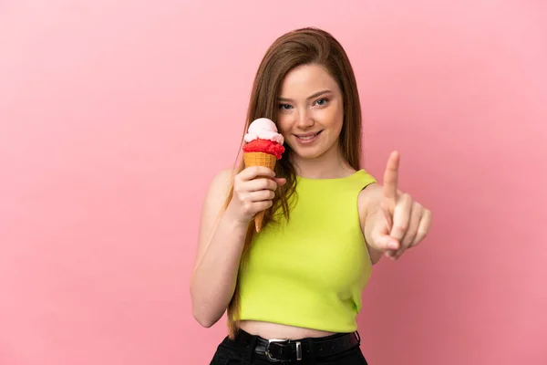 Tiener Meisje Met Een Cornet Ijs Geïsoleerde Roze Achtergrond Tonen — Stockfoto