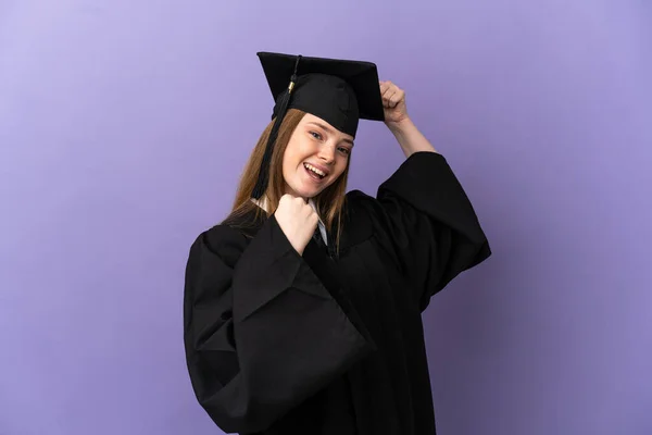 Mladá Univerzita Absolvent Přes Izolované Fialové Pozadí Slaví Vítězství — Stock fotografie