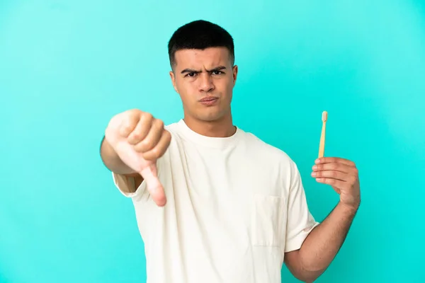 Ung Stilig Man Borsta Tänderna Över Isolerad Blå Bakgrund Visar — Stockfoto