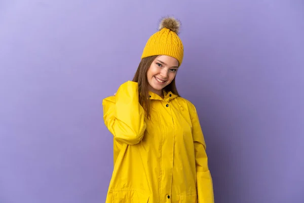 Menina Adolescente Vestindo Casaco Prova Chuva Sobre Fundo Roxo Isolado — Fotografia de Stock