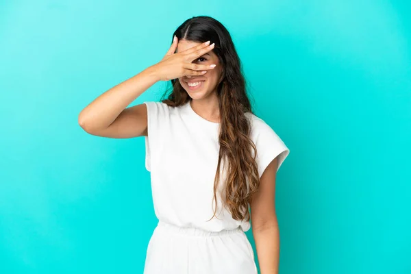 Mujer Joven Caucásica Aislada Sobre Fondo Azul Cubriendo Los Ojos — Foto de Stock