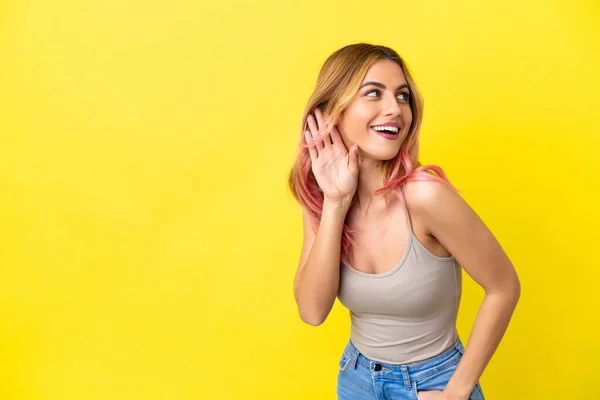 Mujer Joven Sobre Fondo Amarillo Aislado Escuchando Algo Poniendo Mano —  Fotos de Stock