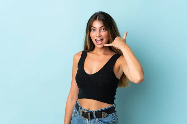 Jeune Femme Caucasienne Isolée Sur Fond Bleu Faisant Geste Téléphone — Photo