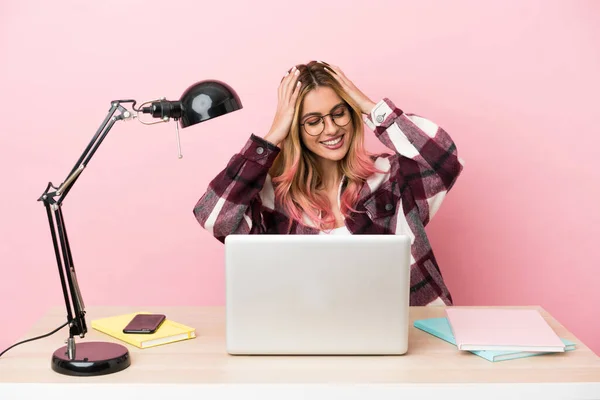 Junge Studentin Einem Arbeitsplatz Mit Laptop Vor Rosa Hintergrund Lacht — Stockfoto