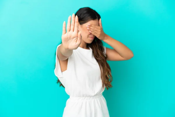Νεαρή Καυκάσια Γυναίκα Απομονωμένη Μπλε Φόντο Κάνοντας Χειρονομία Στοπ Και — Φωτογραφία Αρχείου