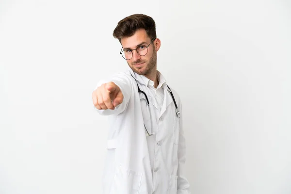年轻的医生 穿着医生的长袍 指着前方 在白色背景上被隔离的白人男子 — 图库照片