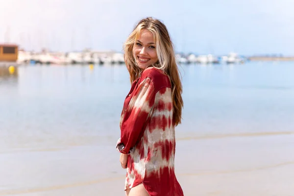 Joven Chica Rubia Bonita Playa Vacaciones Verano — Foto de Stock
