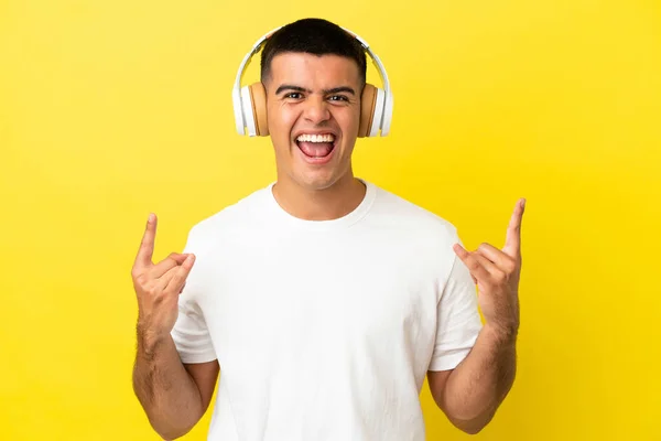 Jonge Knappe Man Geïsoleerde Gele Achtergrond Luisteren Muziek Maken Rock — Stockfoto